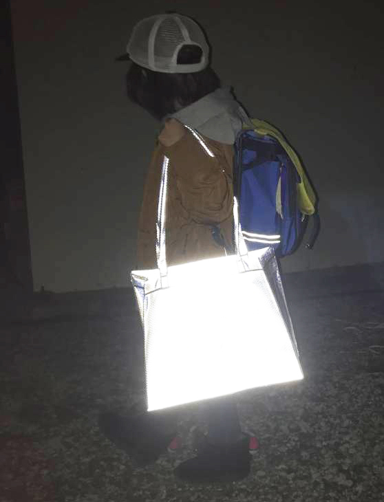 光るバッグを持った小学生