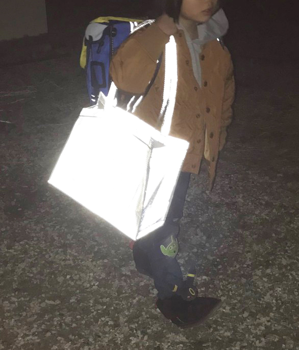 光るバッグを持つ小学生